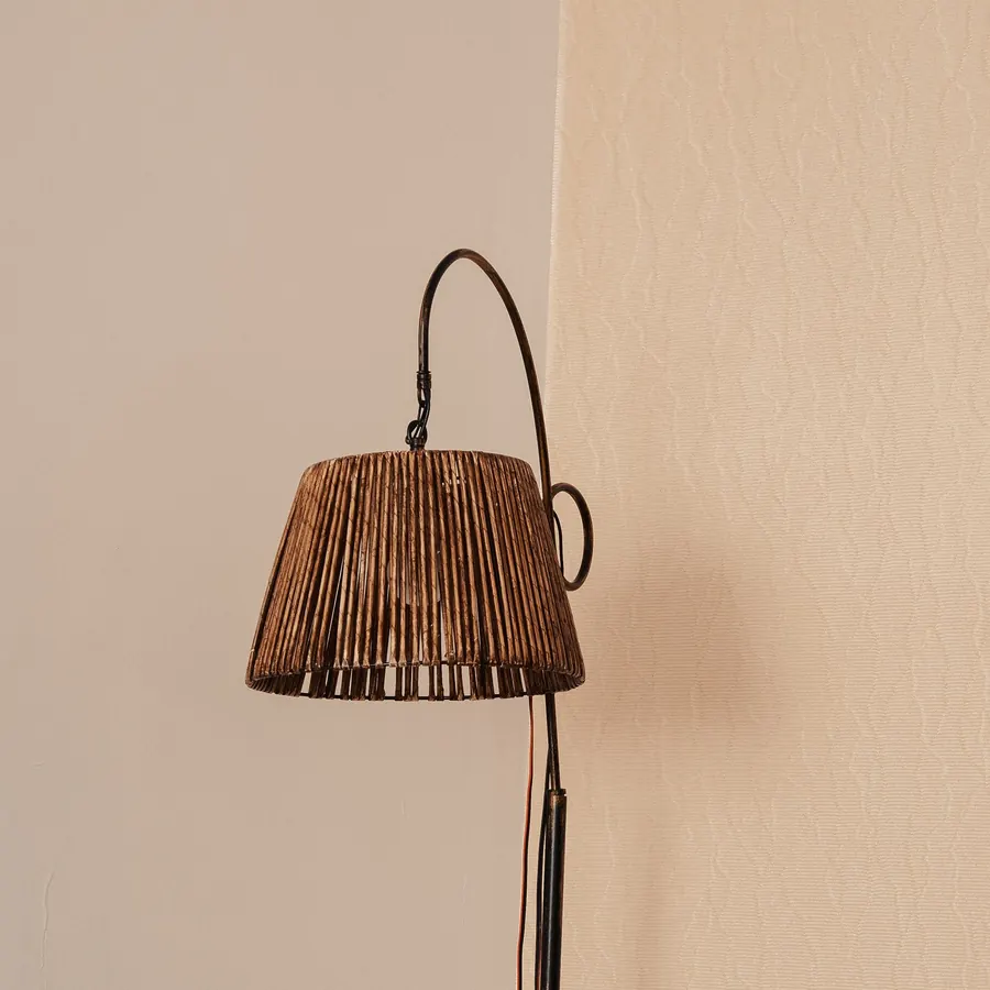 Lampadaire en raphia