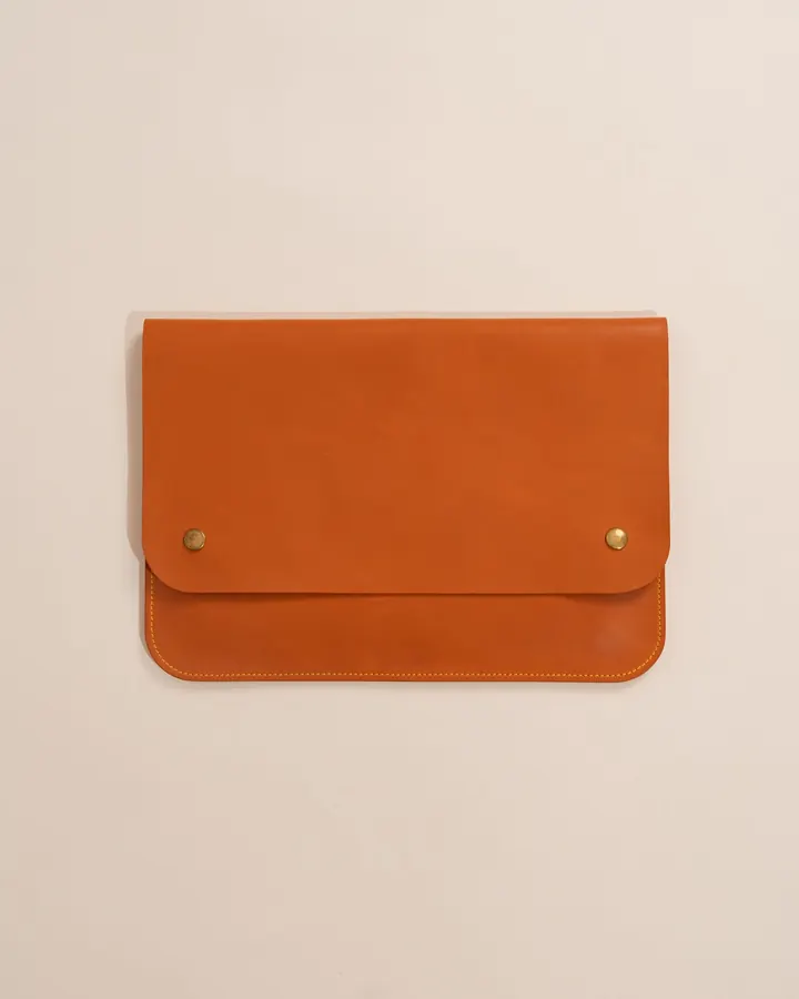 Pochette enveloppe en cuir