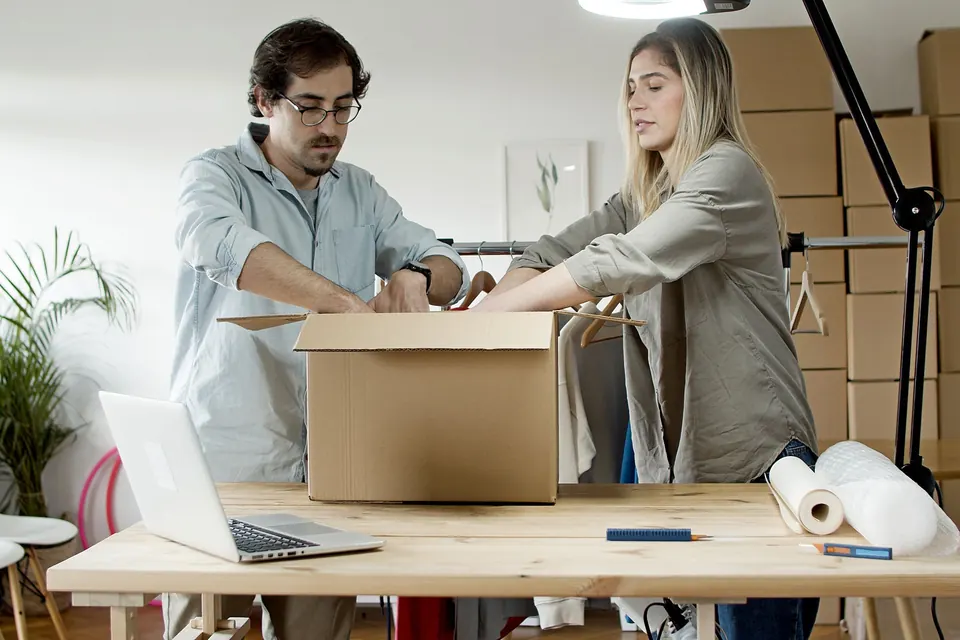 Un homme et une femme préparent ensemble les commandes de leur boutique en ligne