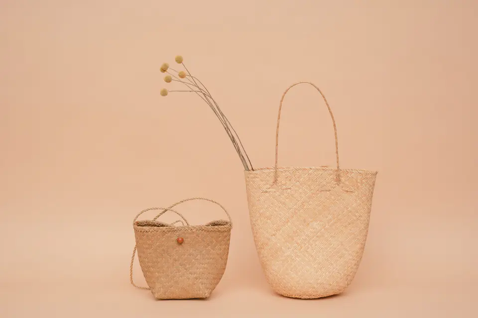 Deux sacs en paille tressée